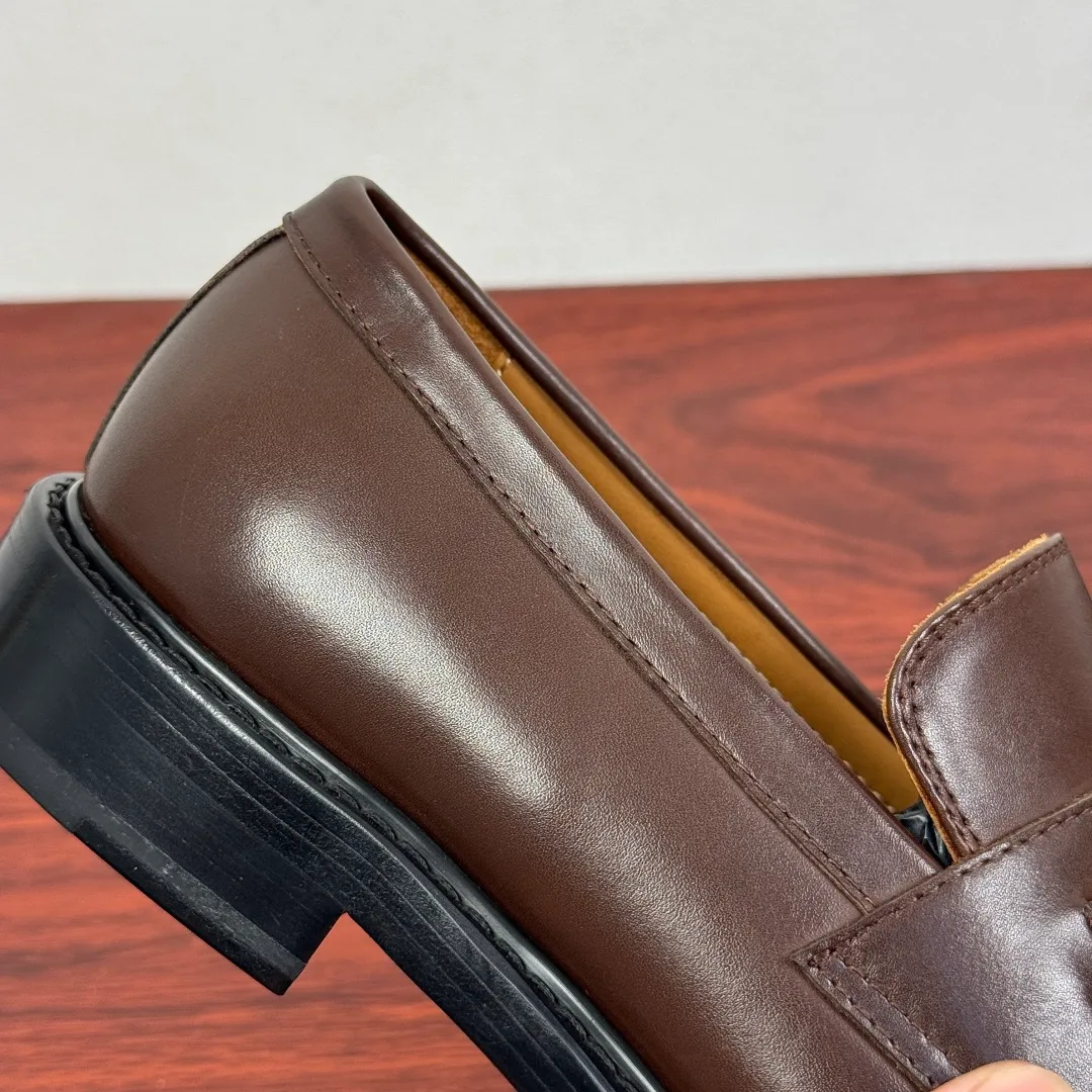 Batch 980 Gucci/Gucci new men's loafers with horsebit buckle! These classic loafers, embellished with a horsebit buckle, embody timeless elegance and pay homage to the brand's rich heritage. The carefully crafted leather sole and semi-circular toe inject new charm into the entire design. Iconic accessories and metal buckle finishes complement each other, classic loose fit, solid color leather highlights the simple and rustic temperament. Select high-quality leather. Pay attention to the details of the leather material. The texture is bright. The leather has excellent toughness. It is soft, comfortable and durable. The dyed calfskin lining has uniform and fine holes, soft and comfortable. The thickened leather outsole and the composite rubber bottom sheet at the heel are extremely comfortable, wear-resistant and non-slip. It is the first choice for light weight. It is versatile and luxurious, and comes with a full set of packaging! Size: 39-40-41-42-43-44 leather shoe size (38.45.46 can be customized) Item number: 812158 Coffee color